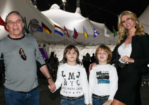 Val Marchiori reaparece com ex-marido e filhos